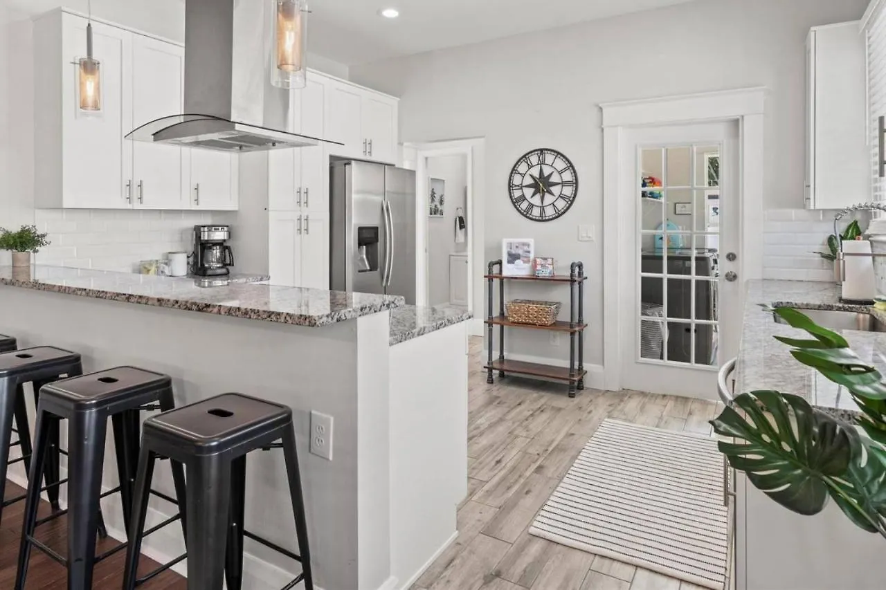 Hébergement de vacances Sunny Days - Pet Friendly 3 Bedroom Home With Heated Pool & Hot Tub Tampa