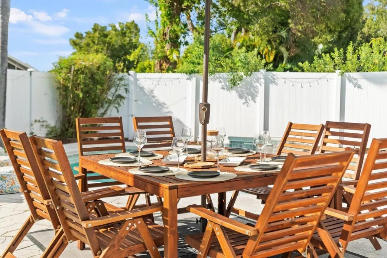 Sunny Days - Pet Friendly 3 Bedroom Home With Heated Pool & Hot Tub Tampa