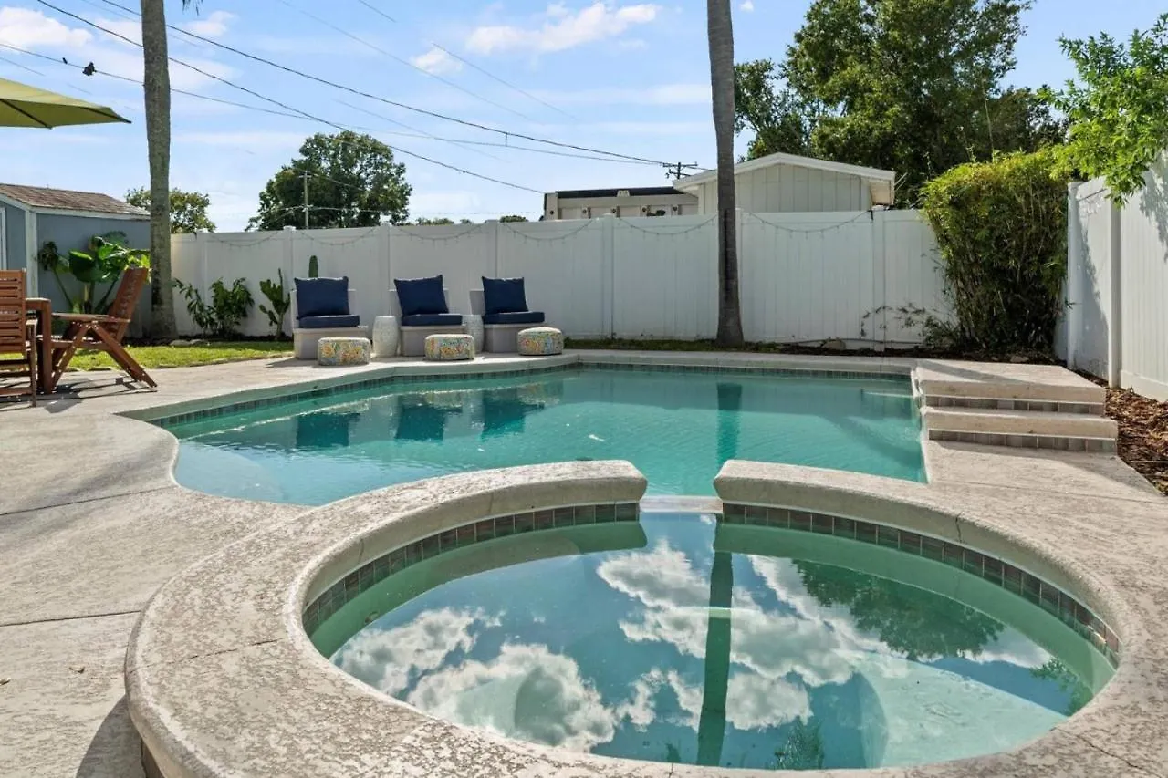Sunny Days - Pet Friendly 3 Bedroom Home With Heated Pool & Hot Tub Tampa Hébergement de vacances