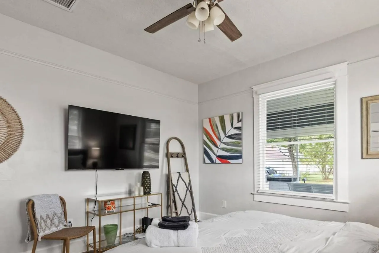 Hébergement de vacances Sunny Days - Pet Friendly 3 Bedroom Home With Heated Pool & Hot Tub Tampa États-Unis